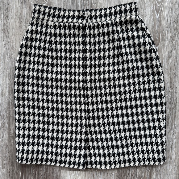 Vintage Mini Black and White Houndstooth Skirt. Total Clueless vibes - Picture 2 of 5